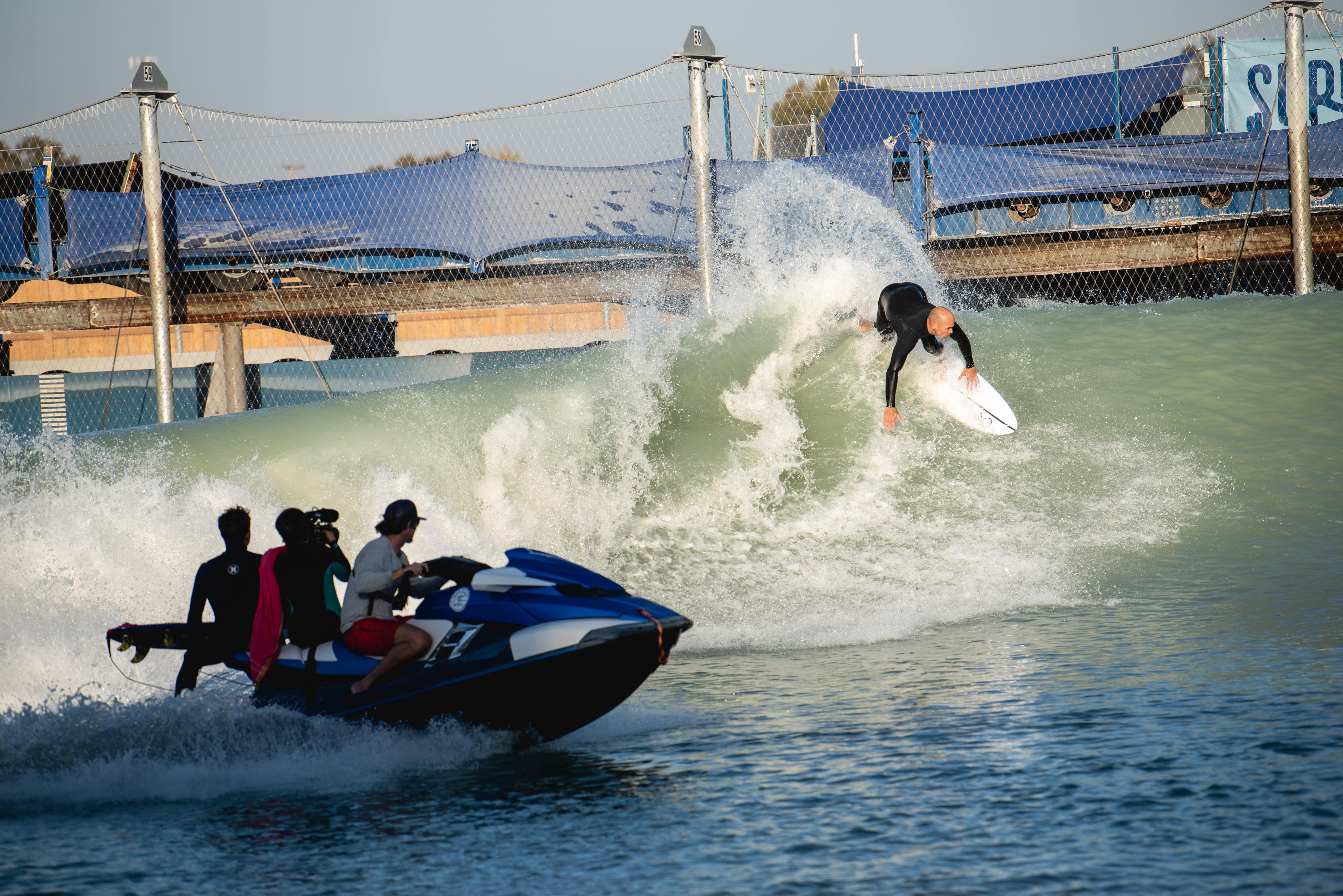 KELLY SLATER PLAYING BIGGER-min